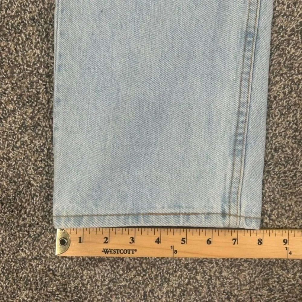 Levis pull leg